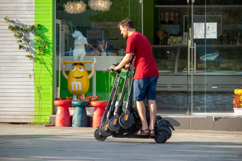 Самокат везет самокаты