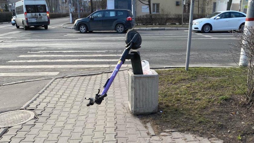 Самокат в мусорке