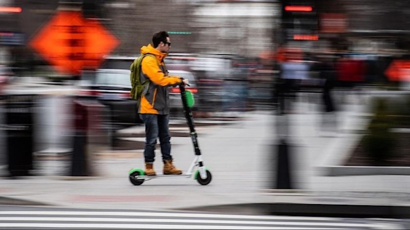 Самокат на тротуаре