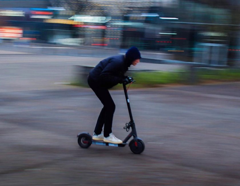 Человек на самокате