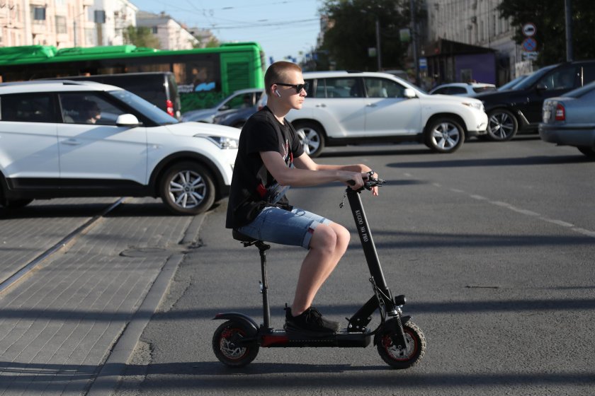 Мужчина на самокате