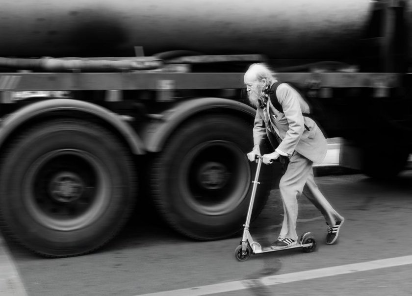 Дед на самокате