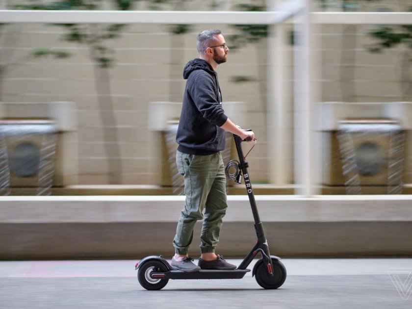 Человек на самокате