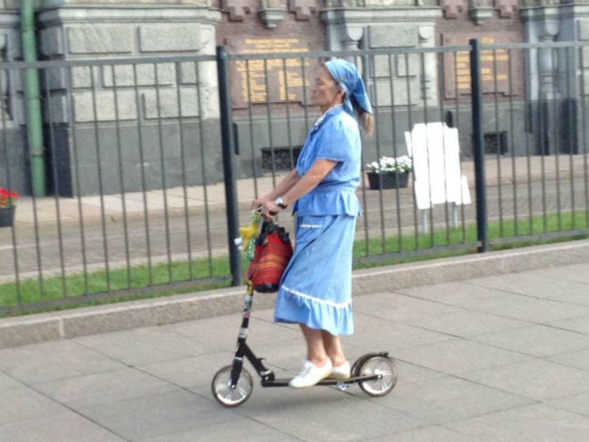 Бабуля на самокате
