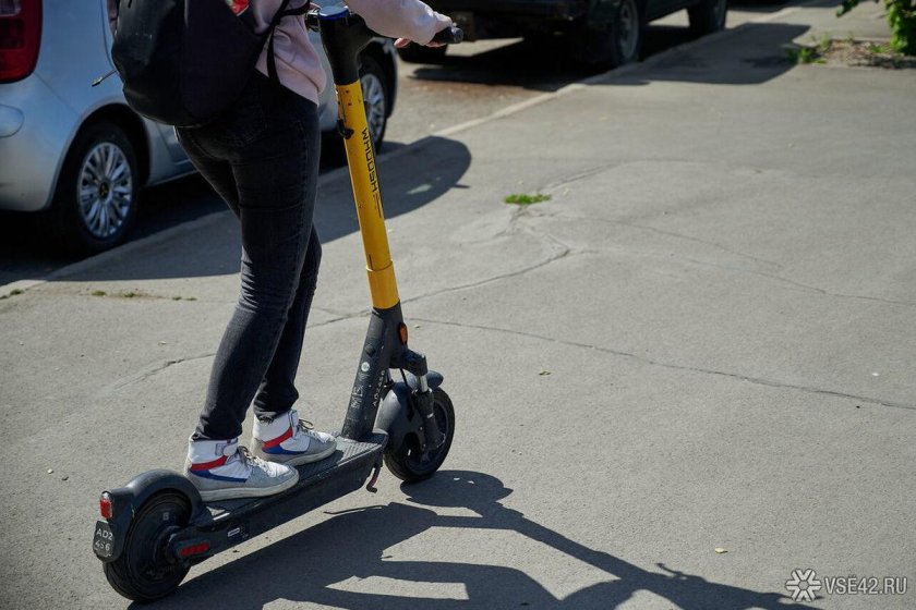 Подросток на электросамокате