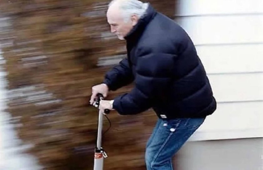 Дедушка на самокате