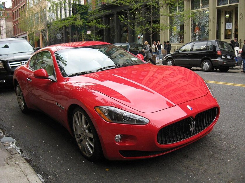Maserati GRANTURISMO красный