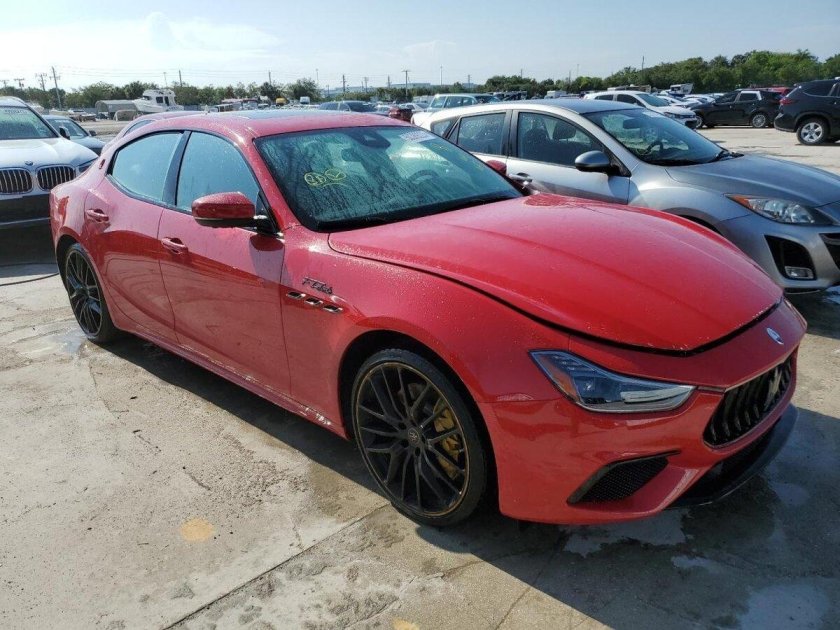 Фиолетовый Мазерати 2022