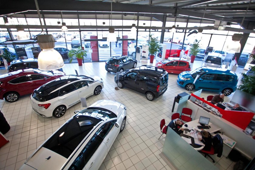 Автомобили в автосалоне