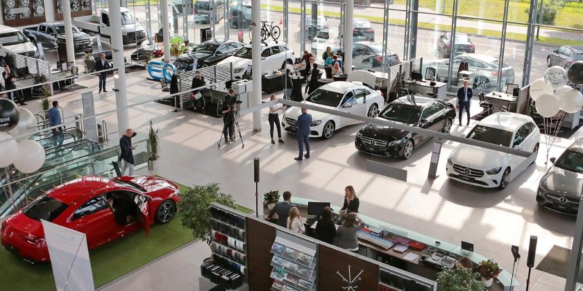 Машины в автосалоне