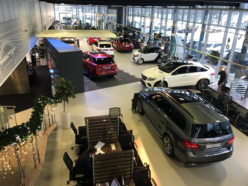 Машины в автосалоне