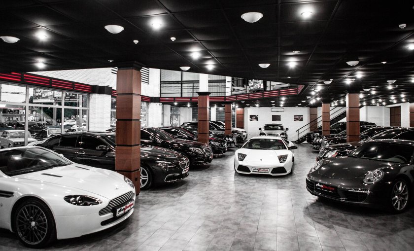 Машины в автосалоне