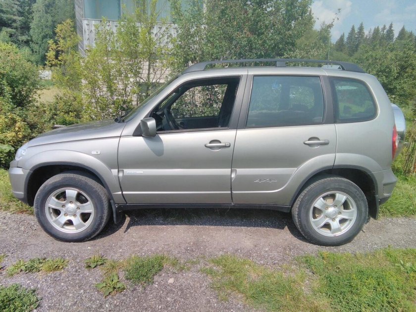 Нива Шевроле серая