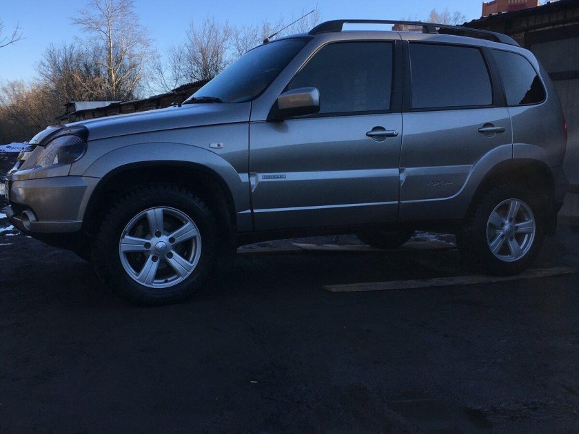 Нива Шевроле серо коричневый металлик