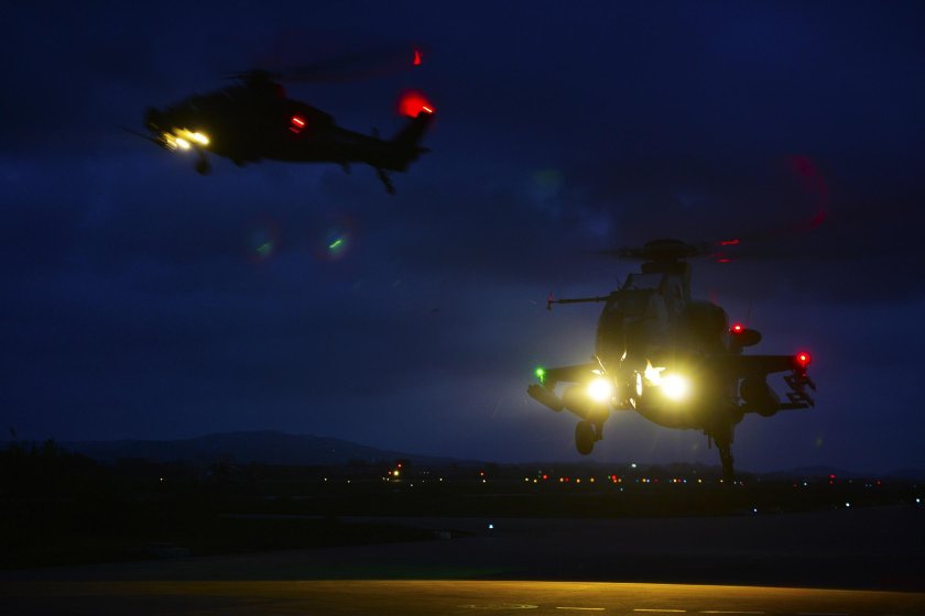 Вертолет в ночном небе