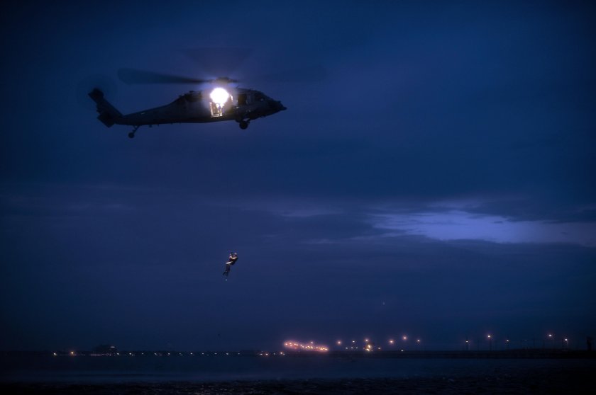 Вертолет ночью в небе