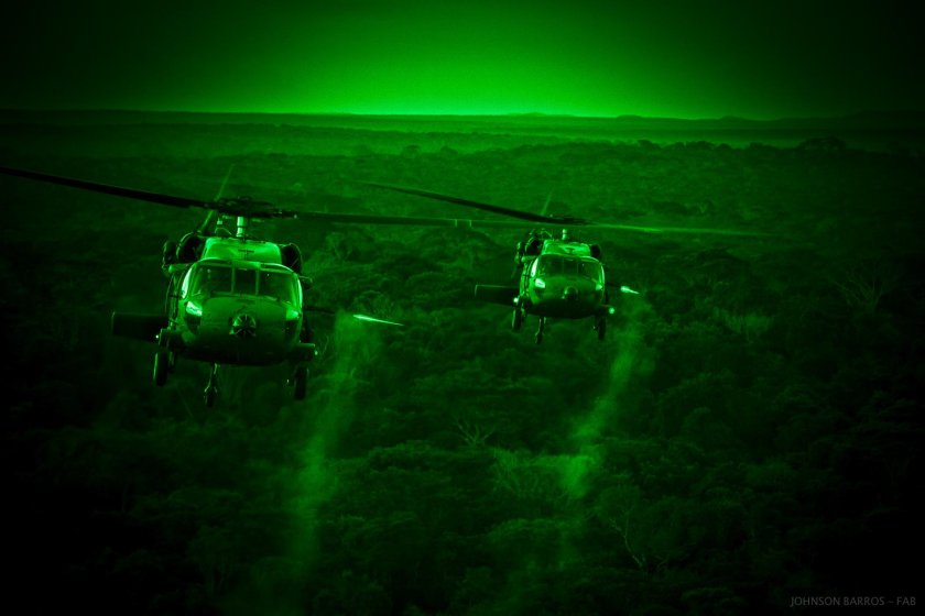 Вертолет в темноте