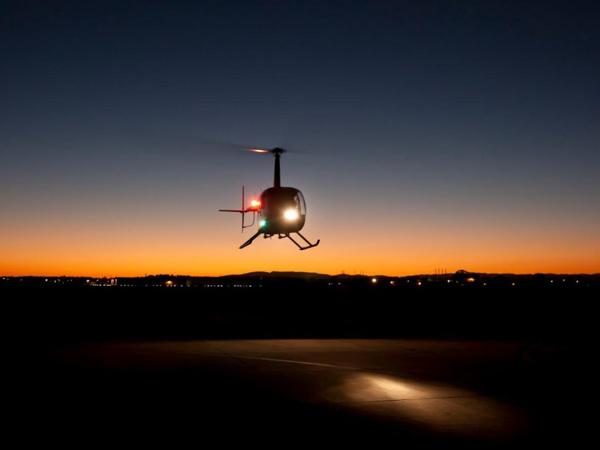 Вертолет ночью в небе