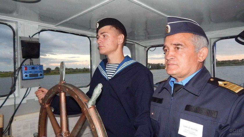 Моряк за штурвалом