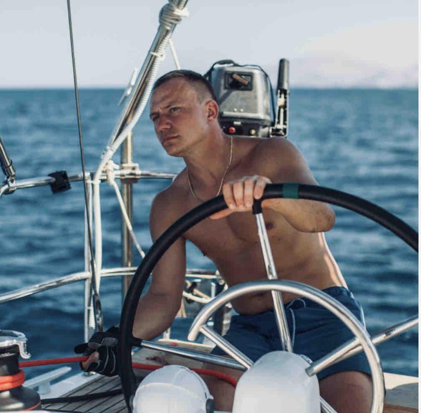 Мужчина за штурвалом