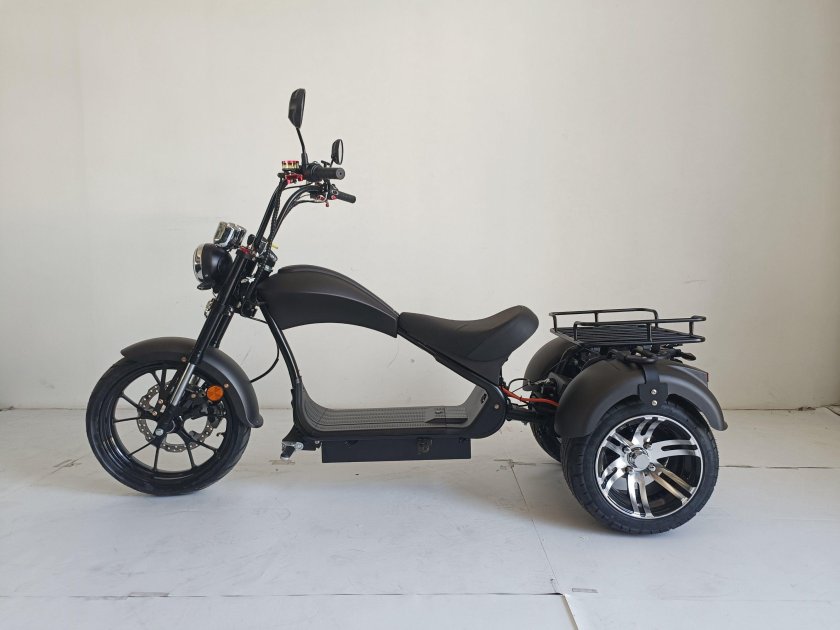 Электрический трехколесный скутер