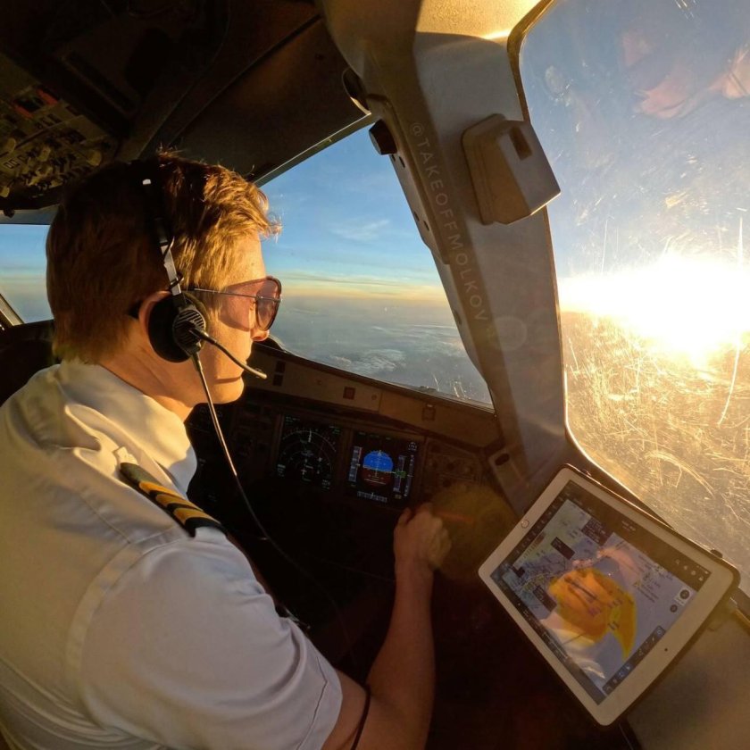 Летчик за штурвалом