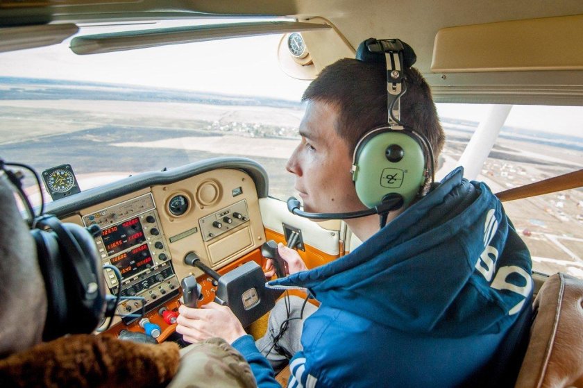 Летчик за штурвалом