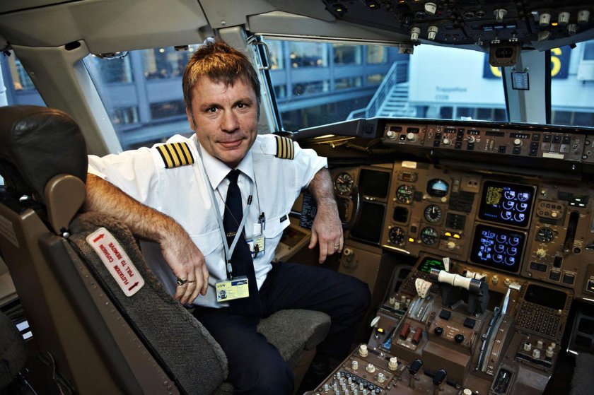 Брюс Дикинсон пилот гражданской авиации