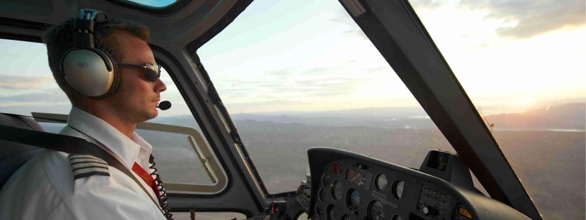 Летчик за штурвалом