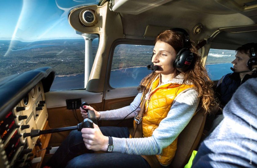 Девушка за штурвалом самолета