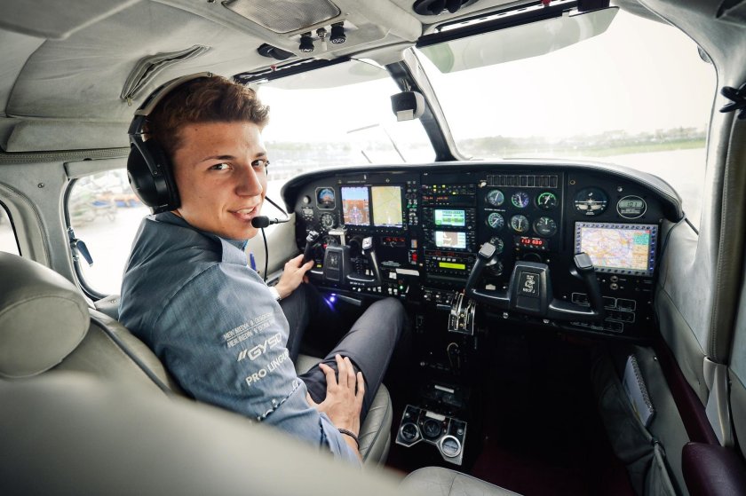 Летчик за штурвалом