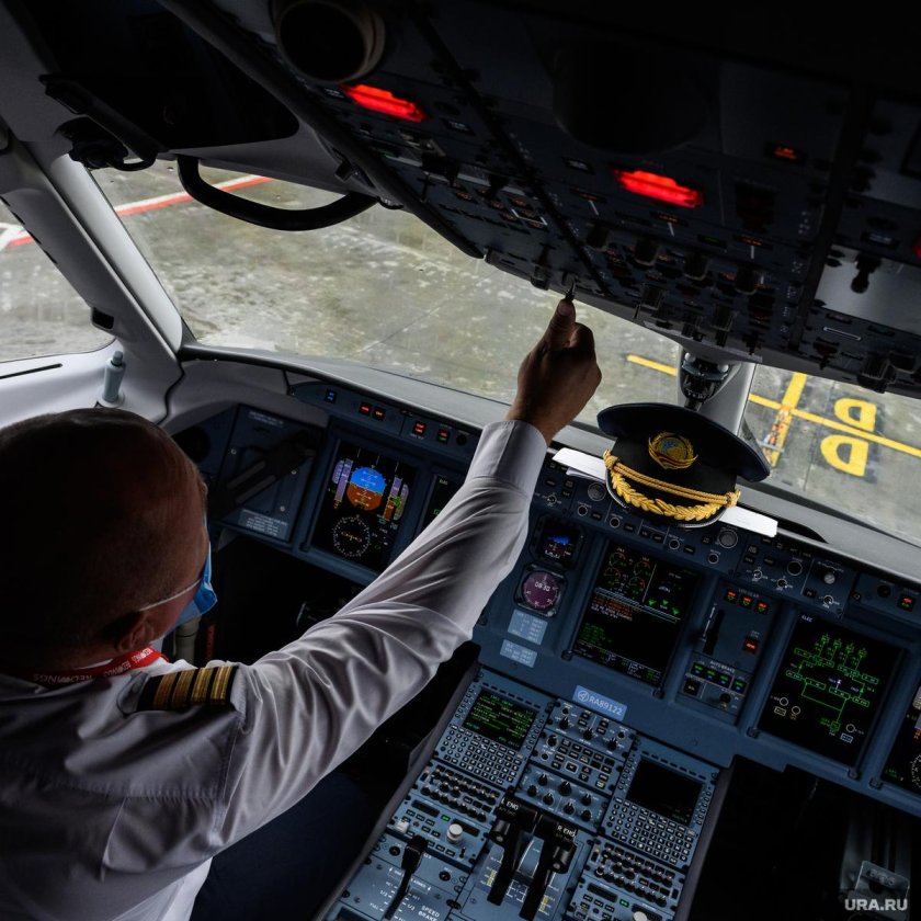 Кабина пилота самолета