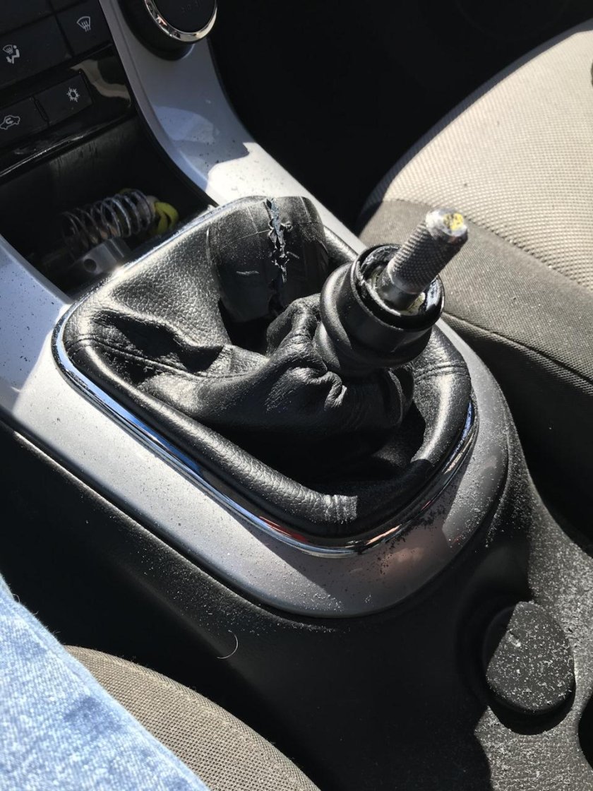 Соединение чехла рычага КПП И ковра 2103