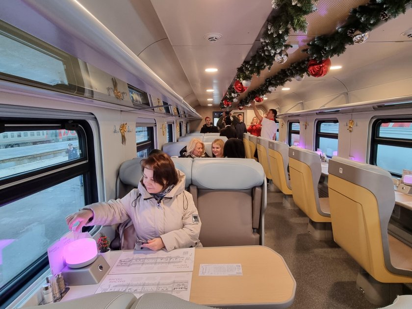 Вагон ресторан в двухэтажном поезде