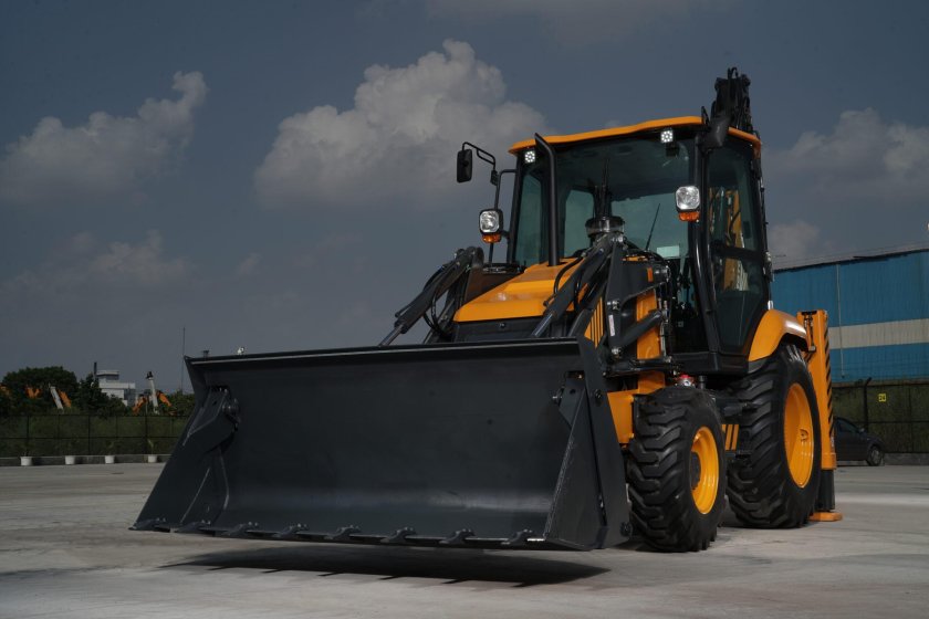 Экскаватор-погрузчик STG Cobra XTK-90