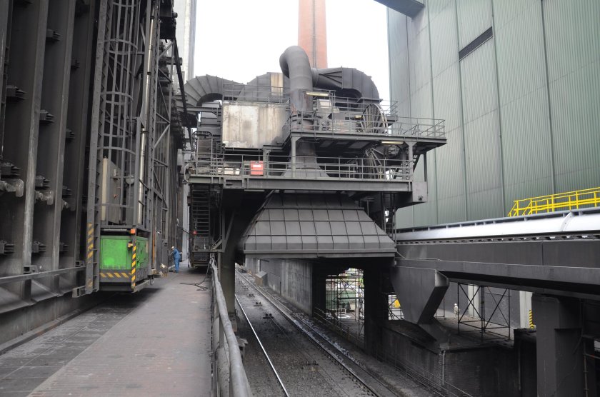 Углезагрузочный вагон коксовой батареи