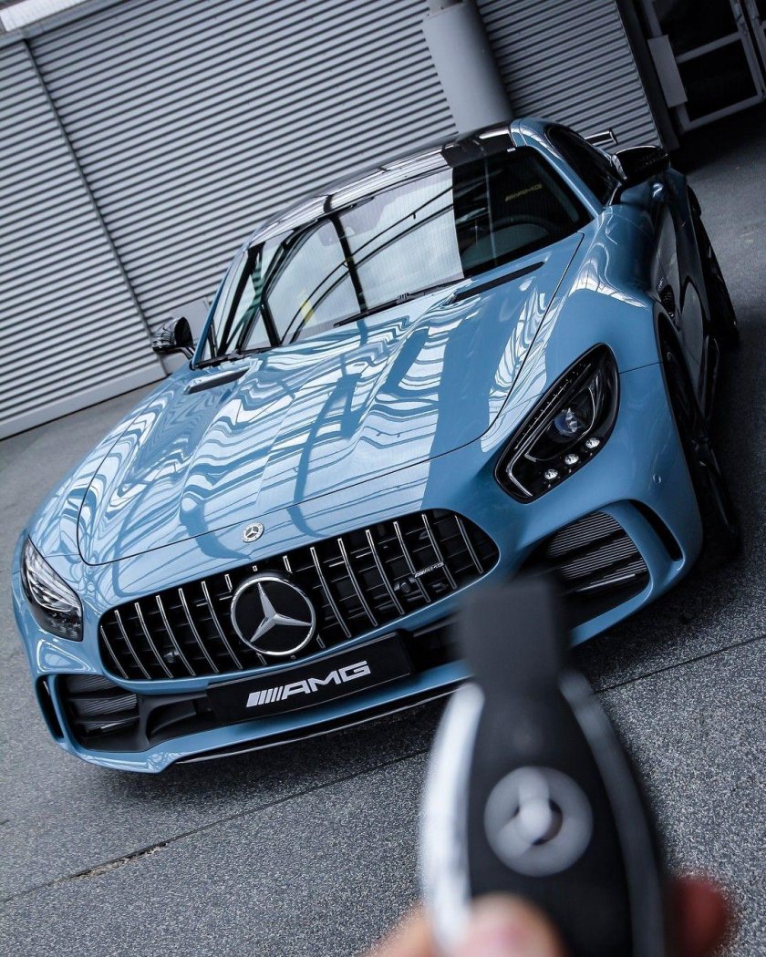 Мерседес спортивный АМГ голубой