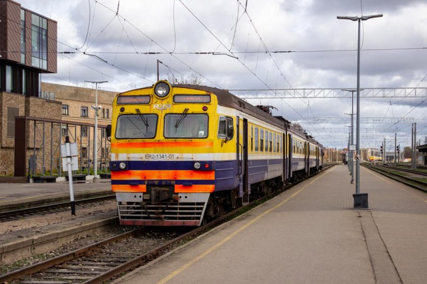 Пригородный поезд