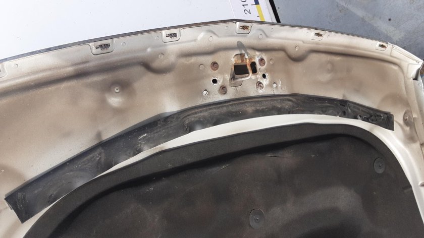 Открыть капот Кадиллака