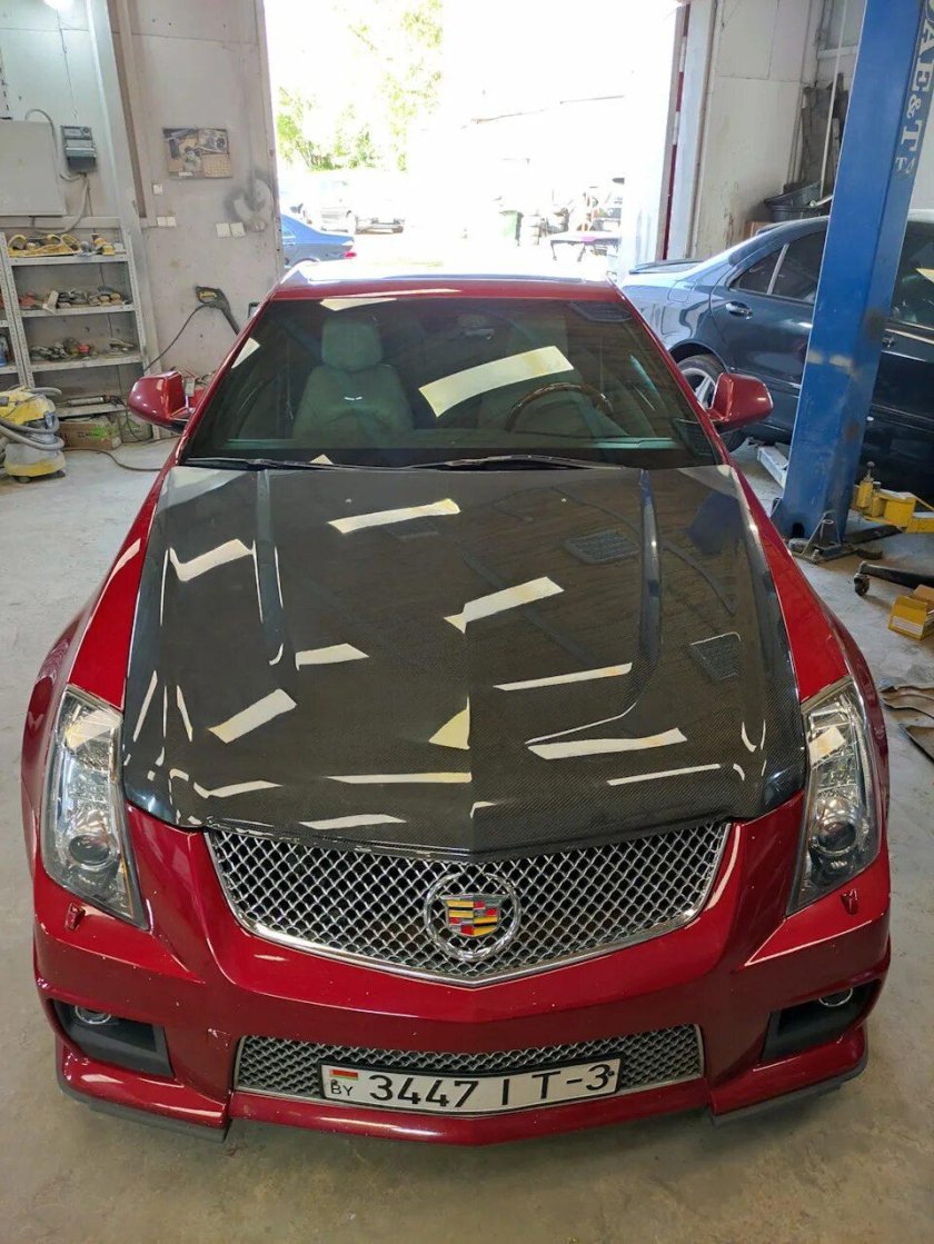 Открыть капот Кадиллака