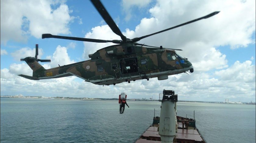 Вертолет над морем