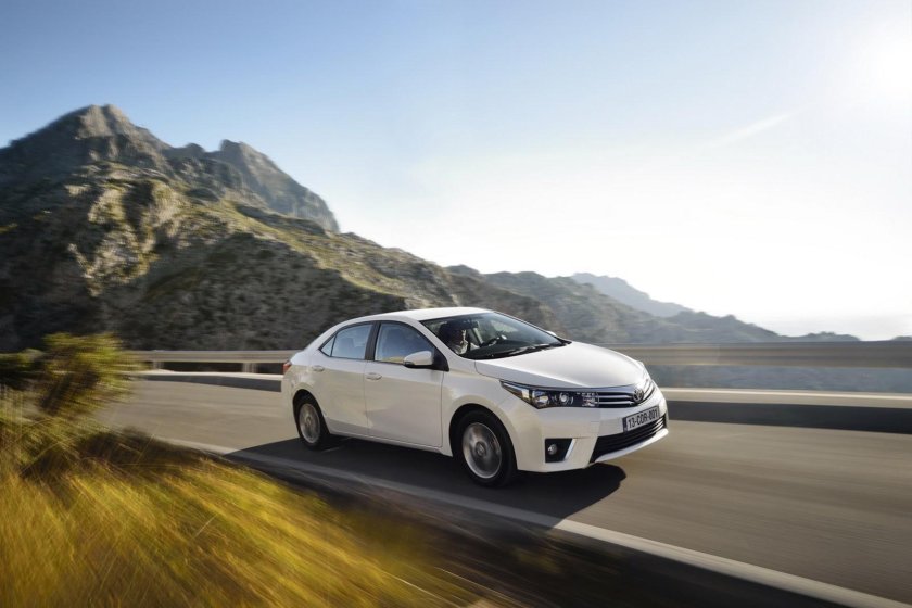 Машина тойота королла