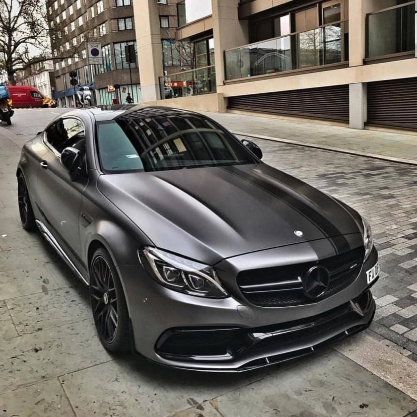 Мерседес с 63 АМГ черный