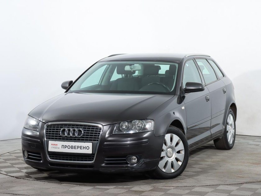 Блоггер на серой Ауди