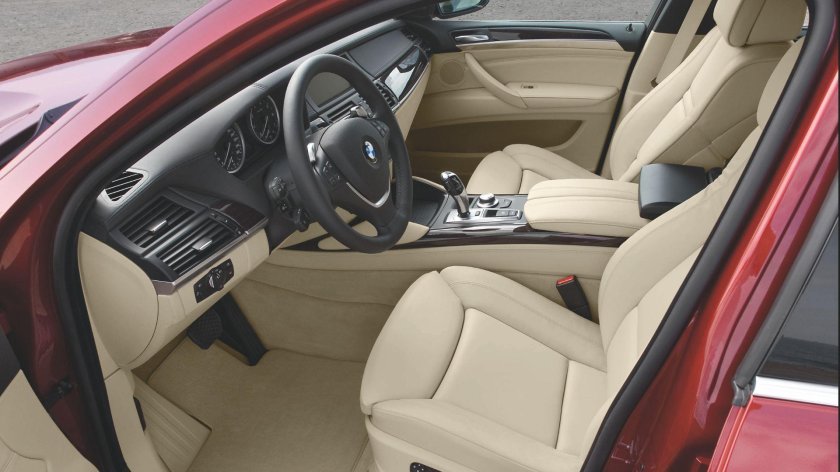 Машина BMW x6 салон