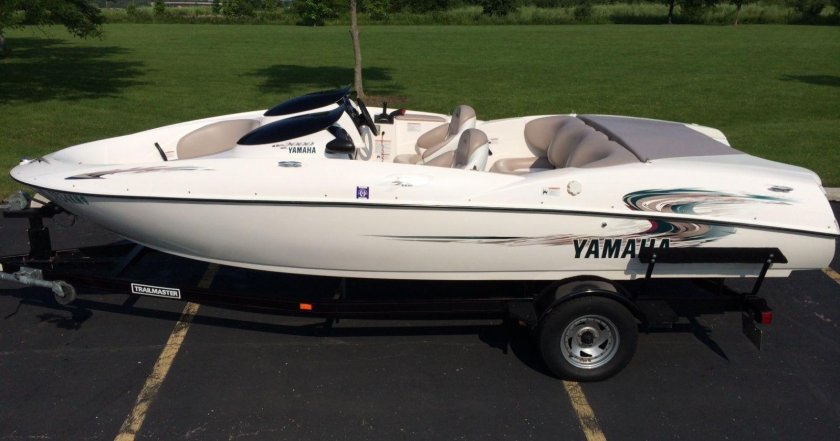 Лодка ямаха
