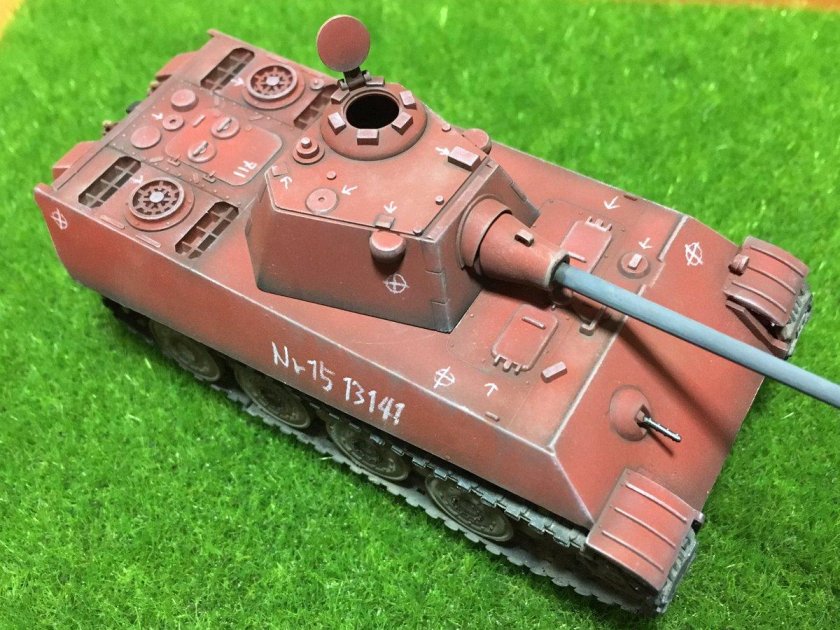 Красный немецкий танк