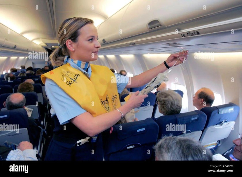 Стюардесса в самолете