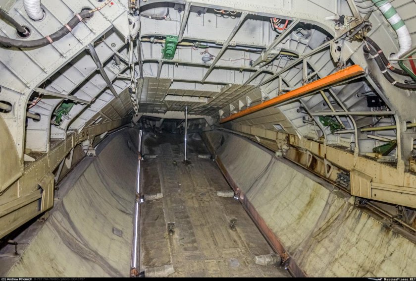Ил-76 грузовой отсек