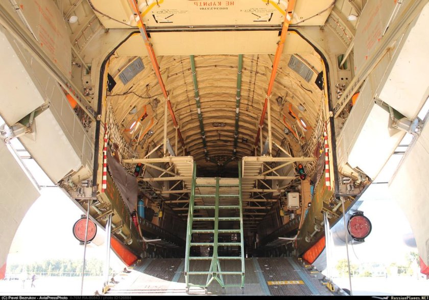 Ил-76 грузовой отсек